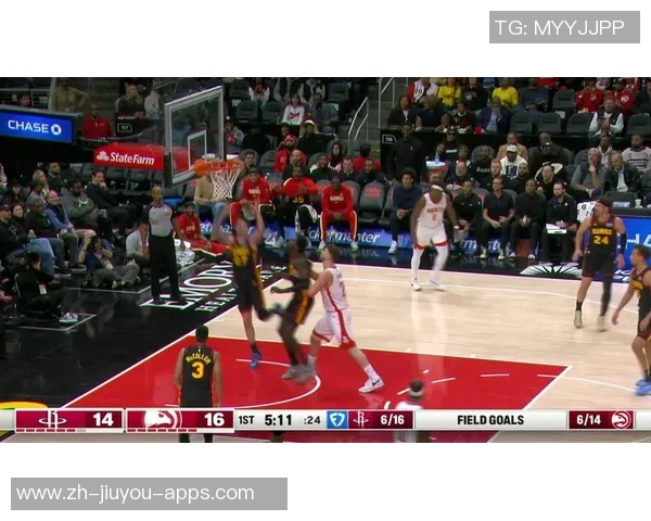 火箭队与老鹰队激战正酣NBA赛场精彩对决引发球迷热议